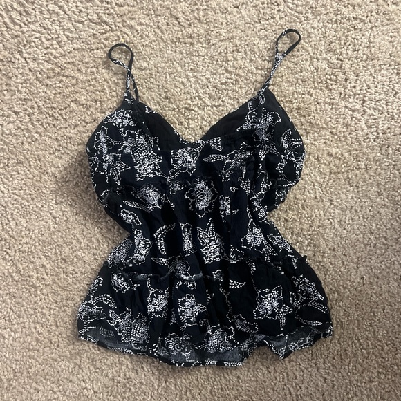 Pretty black and white flower tank top. Y2K vibes🌼🌼 has removable padding! - Picture 4 of 4